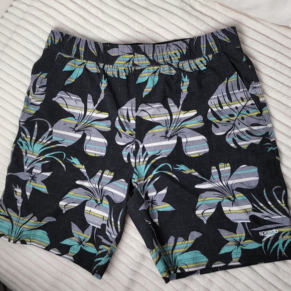 Speedo Medium Tropical Plumeria Swim Shorts Vibrant, Quick-Dry Comfort Beach - Picture 1 of 10